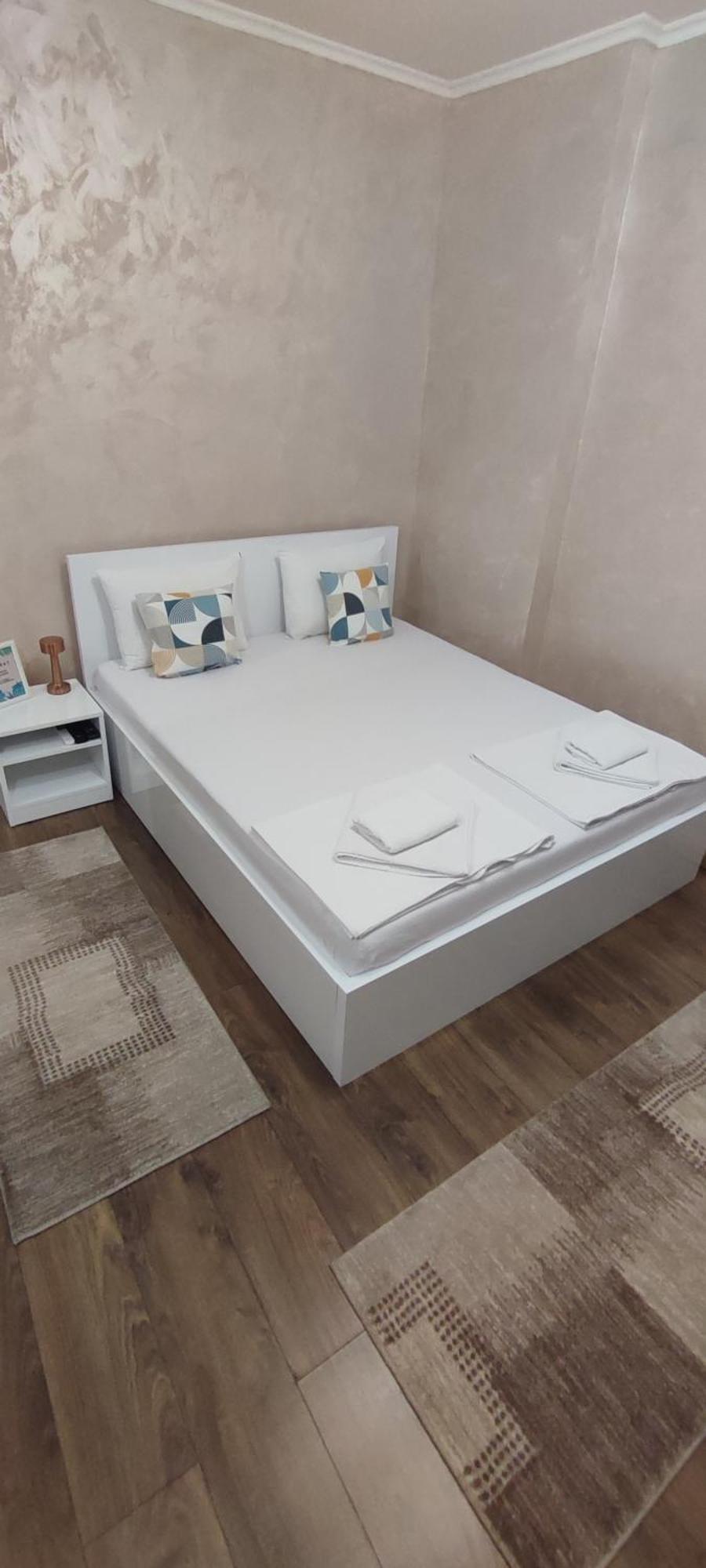 Menrat Appartement Novi Sad Buitenkant foto